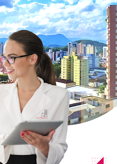 Profissional da Alô Síndico com vista da cidade de Joinville ao fundo